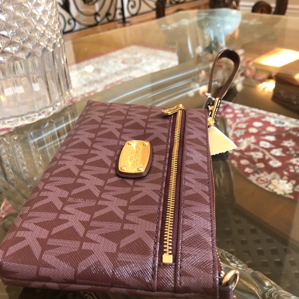 Authentic Michael Kors wristlet wallet in plum - Picture 4 of 8